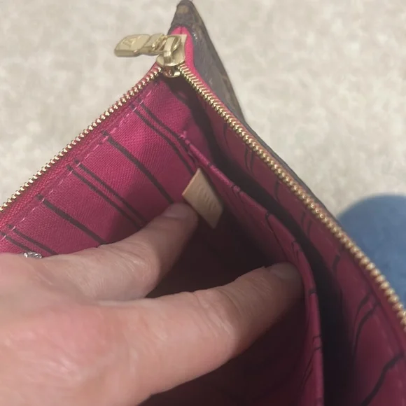 Authentic Louis Vuitton Monogram Neverfull Pochette - Picture 5 of 9